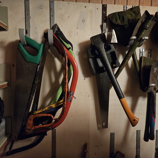 To spejderledere viser en færdselstavle for en gruppe børn